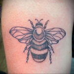 Фото тату мохнатый полосатый шмель 03.01.2021 №418 -bumblebee tattoo- tatufoto.com