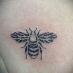 Фото тату мохнатый полосатый шмель 03.01.2021 №421 -bumblebee tattoo- tatufoto.com