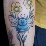 Фото тату мохнатый полосатый шмель 03.01.2021 №422 -bumblebee tattoo- tatufoto.com