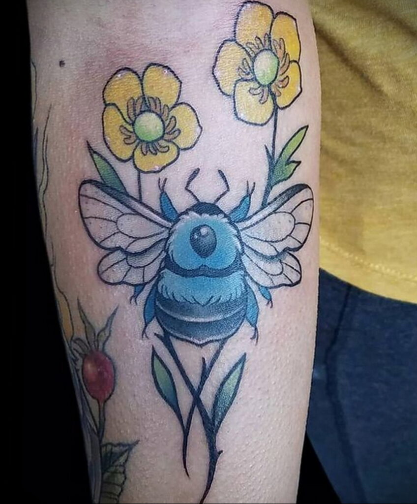 Фото тату мохнатый полосатый шмель 03.01.2021 №422 -bumblebee tattoo- tatufoto.com