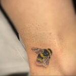 Фото тату мохнатый полосатый шмель 03.01.2021 №423 -bumblebee tattoo- tatufoto.com