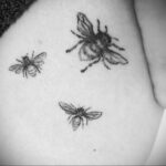 Фото тату мохнатый полосатый шмель 03.01.2021 №424 -bumblebee tattoo- tatufoto.com