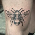 Фото тату мохнатый полосатый шмель 03.01.2021 №425 -bumblebee tattoo- tatufoto.com