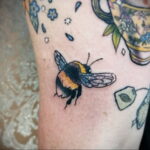 Фото тату мохнатый полосатый шмель 03.01.2021 №429 -bumblebee tattoo- tatufoto.com