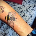 Фото тату мохнатый полосатый шмель 03.01.2021 №430 -bumblebee tattoo- tatufoto.com