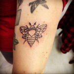 Фото тату мохнатый полосатый шмель 03.01.2021 №432 -bumblebee tattoo- tatufoto.com