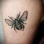 Фото тату мохнатый полосатый шмель 03.01.2021 №433 -bumblebee tattoo- tatufoto.com