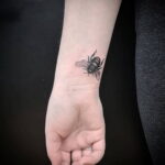 Фото тату мохнатый полосатый шмель 03.01.2021 №434 -bumblebee tattoo- tatufoto.com