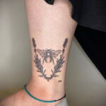 Фото тату мохнатый полосатый шмель 03.01.2021 №436 -bumblebee tattoo- tatufoto.com