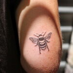 Фото тату мохнатый полосатый шмель 03.01.2021 №437 -bumblebee tattoo- tatufoto.com