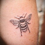Фото тату мохнатый полосатый шмель 03.01.2021 №438 -bumblebee tattoo- tatufoto.com