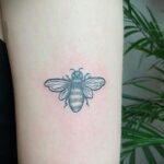 Фото тату мохнатый полосатый шмель 03.01.2021 №440 -bumblebee tattoo- tatufoto.com