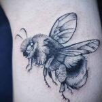 Фото тату мохнатый полосатый шмель 03.01.2021 №442 -bumblebee tattoo- tatufoto.com