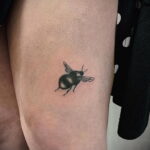 Фото тату мохнатый полосатый шмель 03.01.2021 №443 -bumblebee tattoo- tatufoto.com