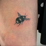Фото тату мохнатый полосатый шмель 03.01.2021 №444 -bumblebee tattoo- tatufoto.com