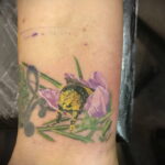 Фото тату мохнатый полосатый шмель 03.01.2021 №445 -bumblebee tattoo- tatufoto.com