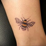 Фото тату мохнатый полосатый шмель 03.01.2021 №446 -bumblebee tattoo- tatufoto.com