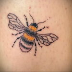 Фото тату мохнатый полосатый шмель 03.01.2021 №447 -bumblebee tattoo- tatufoto.com