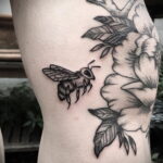 Фото тату мохнатый полосатый шмель 03.01.2021 №448 -bumblebee tattoo- tatufoto.com