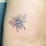 Фото тату мохнатый полосатый шмель 03.01.2021 №450 -bumblebee tattoo- tatufoto.com