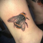 Фото тату мохнатый полосатый шмель 03.01.2021 №451 -bumblebee tattoo- tatufoto.com