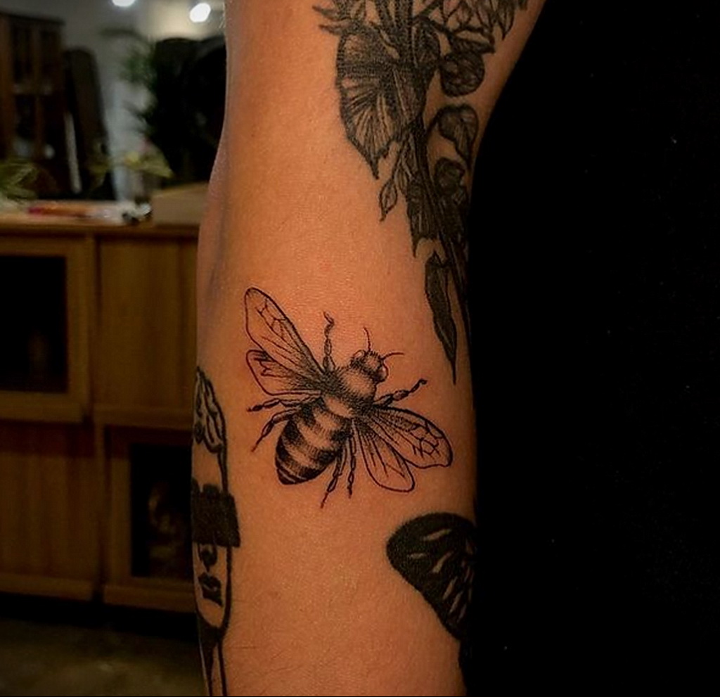 Фото тату мохнатый полосатый шмель 03.01.2021 №452 -bumblebee tattoo- tatufoto.com