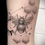 Фото тату мохнатый полосатый шмель 03.01.2021 №453 -bumblebee tattoo- tatufoto.com
