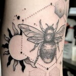 Фото тату мохнатый полосатый шмель 03.01.2021 №454 -bumblebee tattoo- tatufoto.com