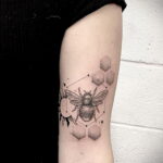 Фото тату мохнатый полосатый шмель 03.01.2021 №455 -bumblebee tattoo- tatufoto.com