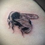 Фото тату мохнатый полосатый шмель 03.01.2021 №458 -bumblebee tattoo- tatufoto.com