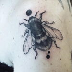Фото тату мохнатый полосатый шмель 03.01.2021 №459 -bumblebee tattoo- tatufoto.com