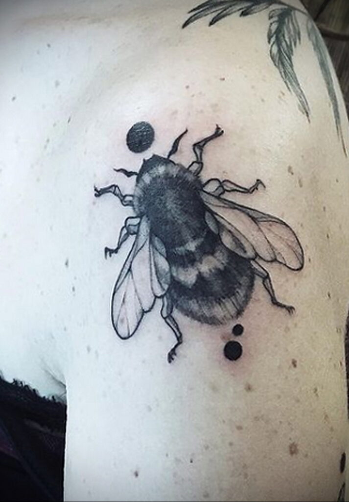 Фото тату мохнатый полосатый шмель 03.01.2021 №459 -bumblebee tattoo- tatufoto.com