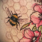 Фото тату мохнатый полосатый шмель 03.01.2021 №462 -bumblebee tattoo- tatufoto.com