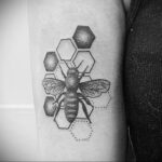 Фото тату мохнатый полосатый шмель 03.01.2021 №463 -bumblebee tattoo- tatufoto.com