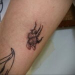 Фото тату мохнатый полосатый шмель 03.01.2021 №465 -bumblebee tattoo- tatufoto.com