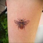 Фото тату мохнатый полосатый шмель 03.01.2021 №467 -bumblebee tattoo- tatufoto.com