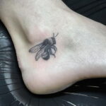Фото тату мохнатый полосатый шмель 03.01.2021 №469 -bumblebee tattoo- tatufoto.com