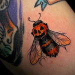 Фото тату мохнатый полосатый шмель 03.01.2021 №481 -bumblebee tattoo- tatufoto.com