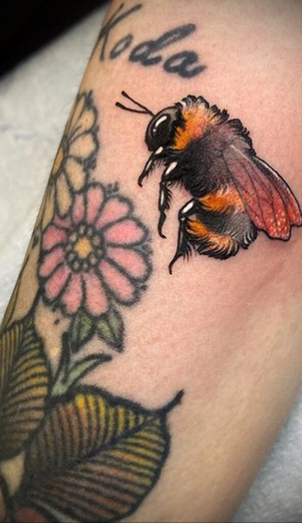 Фото тату мохнатый полосатый шмель 03.01.2021 №482 -bumblebee tattoo- tatufoto.com