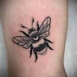 Фото тату мохнатый полосатый шмель 03.01.2021 №483 -bumblebee tattoo- tatufoto.com
