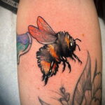 Фото тату мохнатый полосатый шмель 03.01.2021 №484 -bumblebee tattoo- tatufoto.com