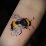 Фото тату мохнатый полосатый шмель 03.01.2021 №487 -bumblebee tattoo- tatufoto.com