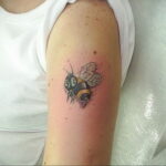 Фото тату мохнатый полосатый шмель 03.01.2021 №490 -bumblebee tattoo- tatufoto.com