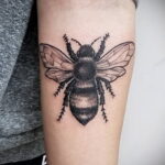 Фото тату мохнатый полосатый шмель 03.01.2021 №491 -bumblebee tattoo- tatufoto.com