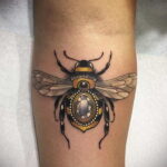 Фото тату мохнатый полосатый шмель 03.01.2021 №493 -bumblebee tattoo- tatufoto.com