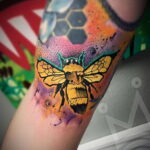 Фото тату мохнатый полосатый шмель 03.01.2021 №498 -bumblebee tattoo- tatufoto.com