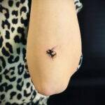 Фото тату мохнатый полосатый шмель 03.01.2021 №499 -bumblebee tattoo- tatufoto.com