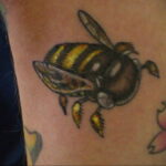 Фото тату мохнатый полосатый шмель 03.01.2021 №504 -bumblebee tattoo- tatufoto.com
