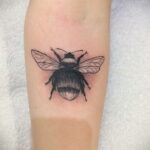 Фото тату мохнатый полосатый шмель 03.01.2021 №506 -bumblebee tattoo- tatufoto.com