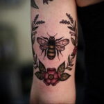 Фото тату мохнатый полосатый шмель 03.01.2021 №509 -bumblebee tattoo- tatufoto.com
